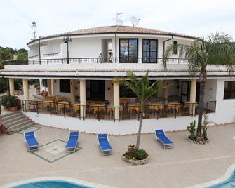 Hotel Incoronato - Capo Vaticano - Edificio