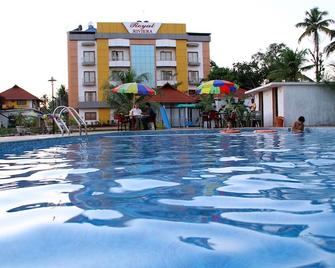 Royal Riviera Hotels & Resorts - Kumarakom - Pool