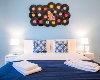 Vinyl Flat Bed & Breakfast - Rooms - Lagos - Bedroom