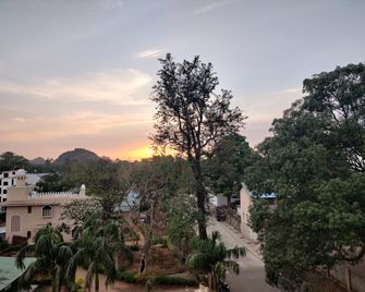 Hotel Utkarsh - Pachmarhi - Exterior
