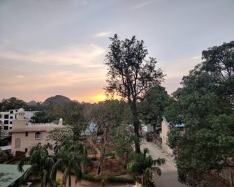 Hotel Utkarsh - Pachmarhi - Outdoor view