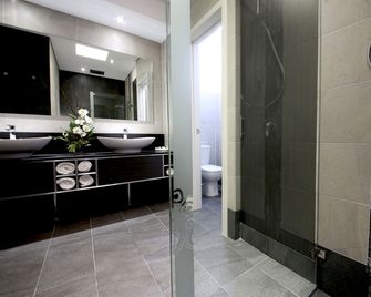 Mahogany Inn and Distillery - Mahogany Creek - Baño