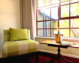 Mahogany Inn and Distillery - Mahogany Creek - Living room