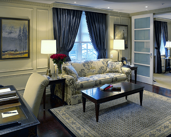 Windsor Arms Hotel - Toronto - Living room