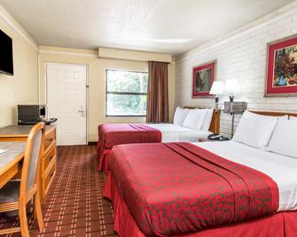Days Inn & Suites by Wyndham Altamonte Springs - Altamonte Springs - Bedroom
