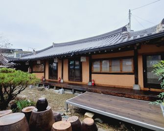 Baeknyun Hanok - Jeonju - Building