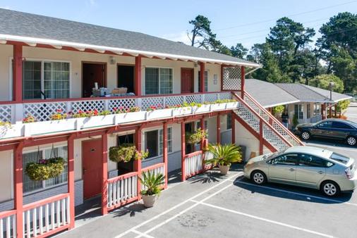 Monterey Pines Inn - Monterey - Building