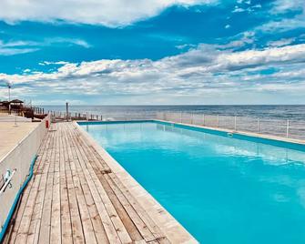 Baia Sangiorgio Hotel & Beach Club - บารี - สระว่ายน้ำ