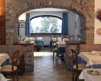 Hotel Triolet - كورمايور - غرفة طعام