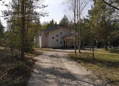 Vaahteramäki Guesthouse - Lohja - Hotel-ingang