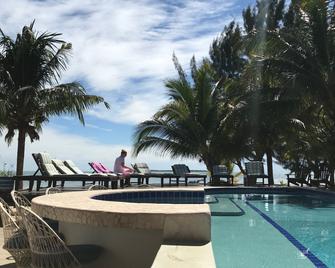 Maya Beach Hotel - Placencia - Piscina
