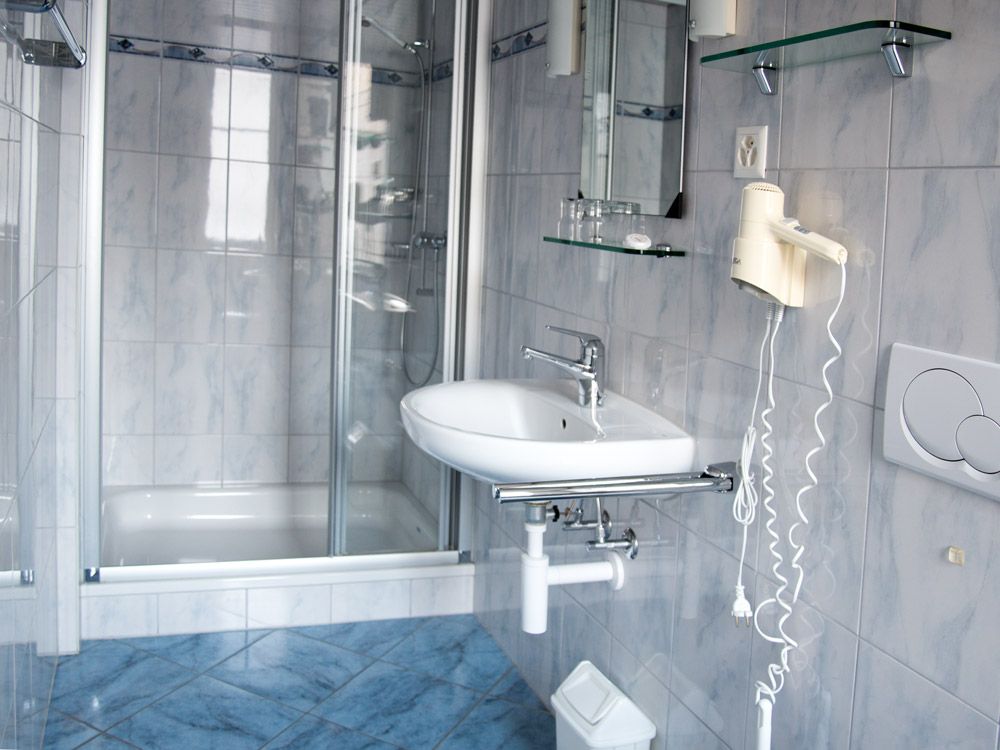 Hotel Restaurant Raben - Glarus Süd - Bathroom