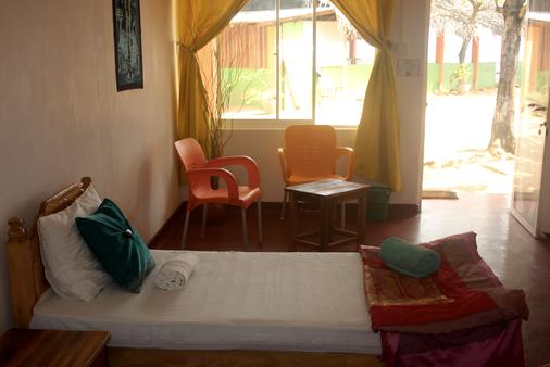 Golden Beach Cottages - Trincomalee - Bedroom