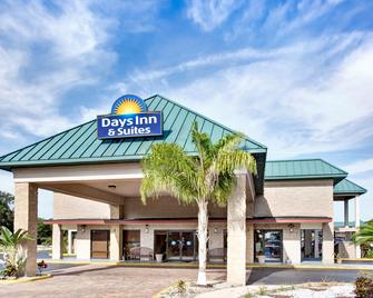 Days Inn & Suites by Wyndham Davenport - Davenport - Building