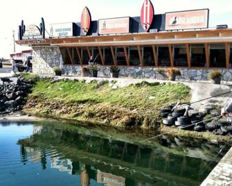 Islander Westport - Westport - Building