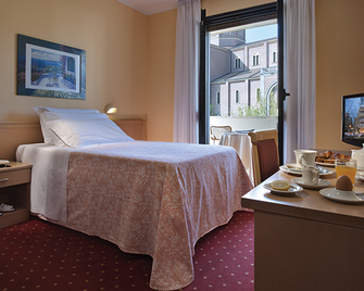 Hotel Terme Marco Polo - מונטגרוטו טרמה - חדר שינה