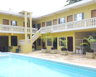 Hotel y Restaurante Casa Jardines - San Benito - Pool