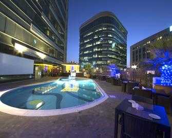 珍珠城市豪華套房酒店公寓 - 杜拜 - 游泳池