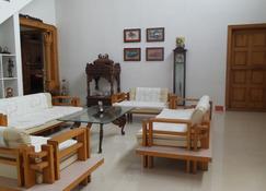 Shree Krishna Kuteera - Chikamagalur - Living room