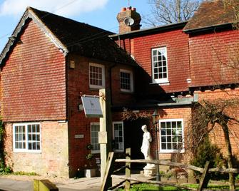 Trivelles Waterhall Country Hotel - Gatwick - Crawley - Building