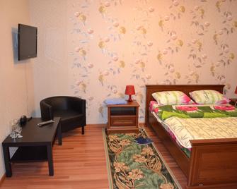 Hotel July - Lobnya - Schlafzimmer