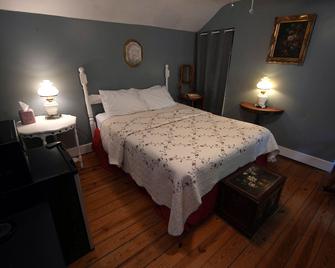 Town's Inn - Harpers Ferry - Bedroom