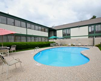 Rodeway Inn - Nashua - Pool