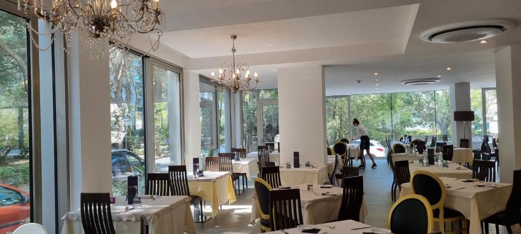 أوتل فينيس بيتش