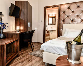 Simbad Hotel & Bar Superior - Мошонмадяровар - Спальня