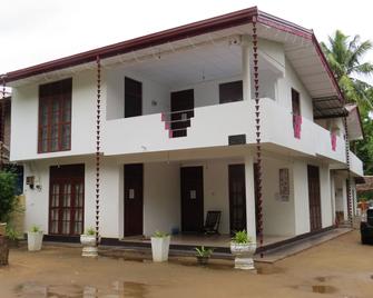 Thisara Guest Hotel Rooms - Kataragama - Building
