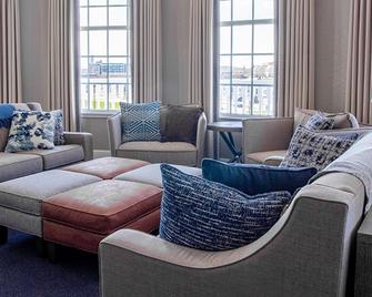 Blue Harbor Resort And Spa - Sheboygan - Living room