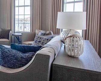 Blue Harbor Resort And Spa - Sheboygan - Living room