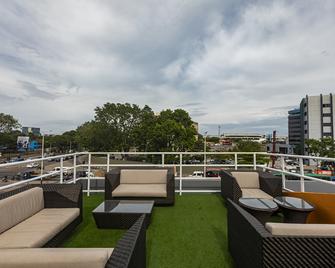 Airport View Hotel - אקרה - מרפסת