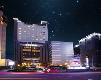 Hyunjin Tourist Hotel - Donghae - Building