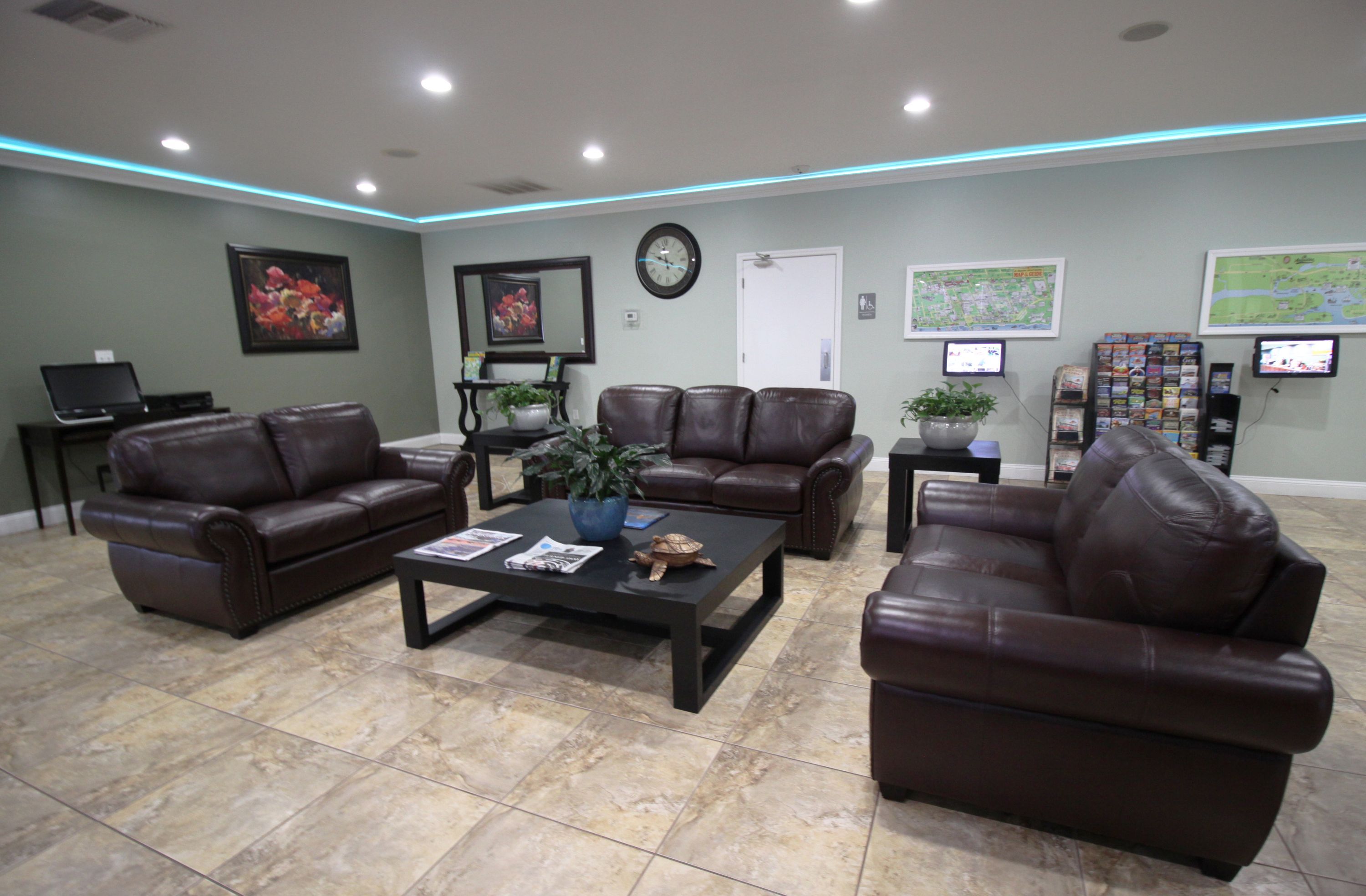 Lobby view of Southern Oaks Inn