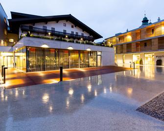 Hotel & Wirtshaus Post - St. Johann in Tirol - Rakennus