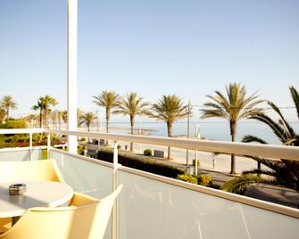 Hotel Subur Maritim - סיטגס - מרפסת