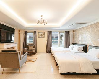 Tongyeong Gallery Hotel - Tongyeong - Bedroom
