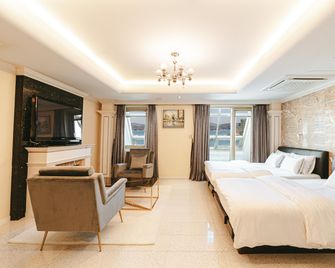 Tongyeong Gallery Hotel - Tongyeong - Habitación