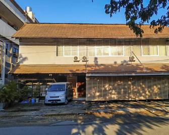 Palu City Guest House Mitra RedDoorz - Palu - Edificio