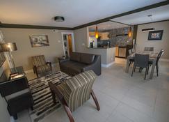 Plaza 2700 Luxury Beach Suites - Virginia Beach - Living room