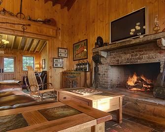 The Smokehouse Lodge and Cabins - Monteagle - Living room