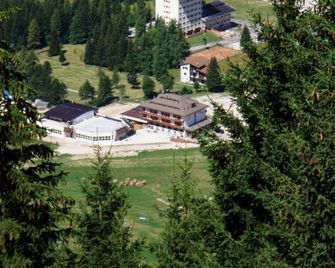 Hotel Cristallo - Folgaria - Außenansicht