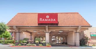 Ramada by Wyndham Fresno North - Fresno