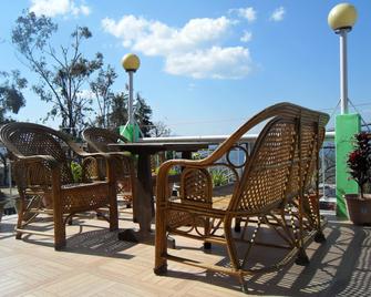 Savoy Hotel - Almora - Balcón