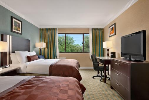 Ramada Plaza by Wyndham Holtsville Long Island - Holtsville - Bedroom
