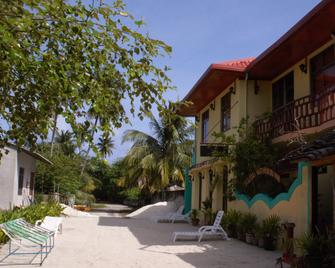 Holiday Mathiveri Inn - Mathiveri - Edificio