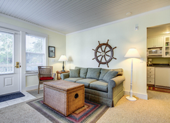 Captain's Cottage Suites - Muskegon - Living room