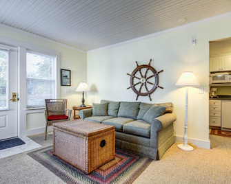 Captain's Cottage Suites - Muskegon - Living room