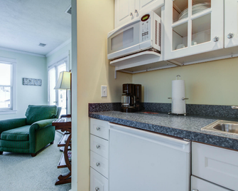 Captain's Cottage Suites - Muskegon - Kitchen